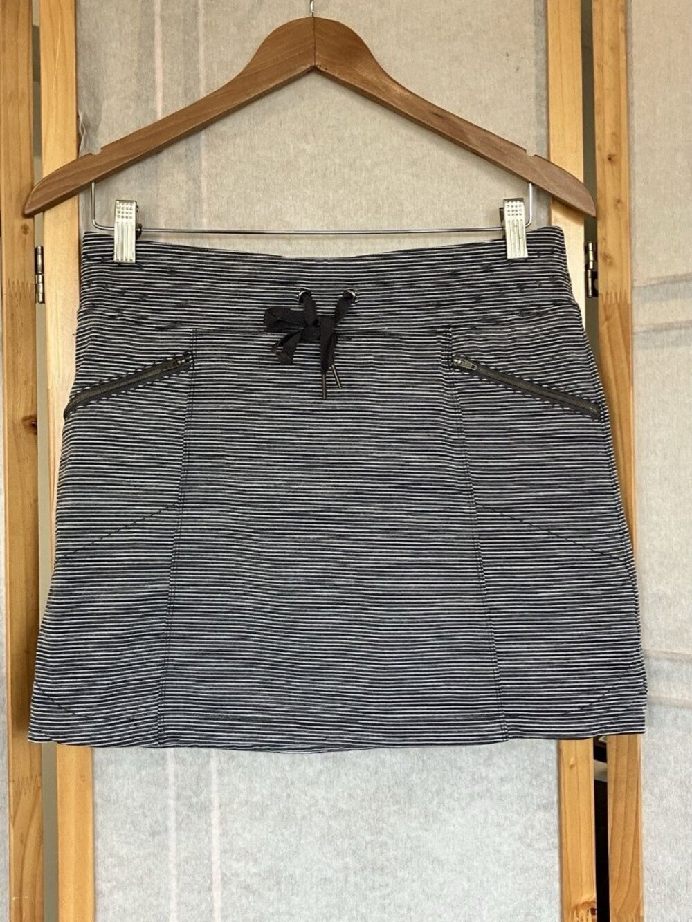 Athleta Womens Skort Size S Black White Striped Modern Metro Athletic Zip Pocket
